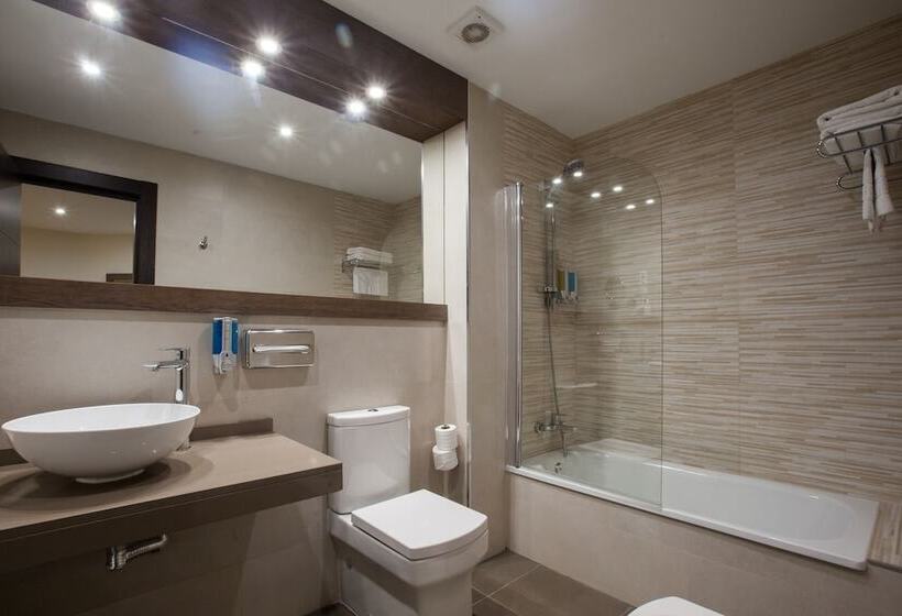 اتاق استاندارد سه نفره, Don Paco