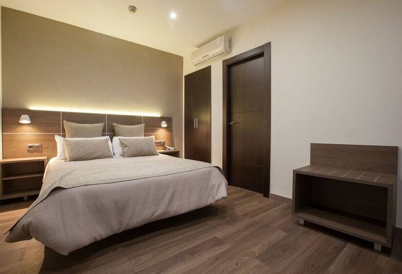 اتاق استاندارد سه نفره, Don Paco