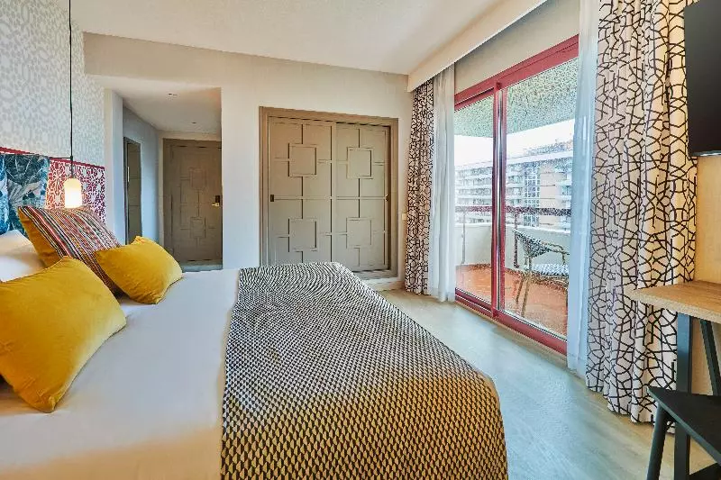 اتاق راحتی, Hesperia Sevilla