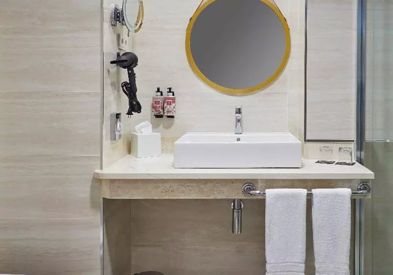 سوییت جونیور, Hesperia Sevilla