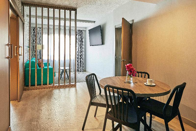 سوییت جونیور, Hesperia Sevilla