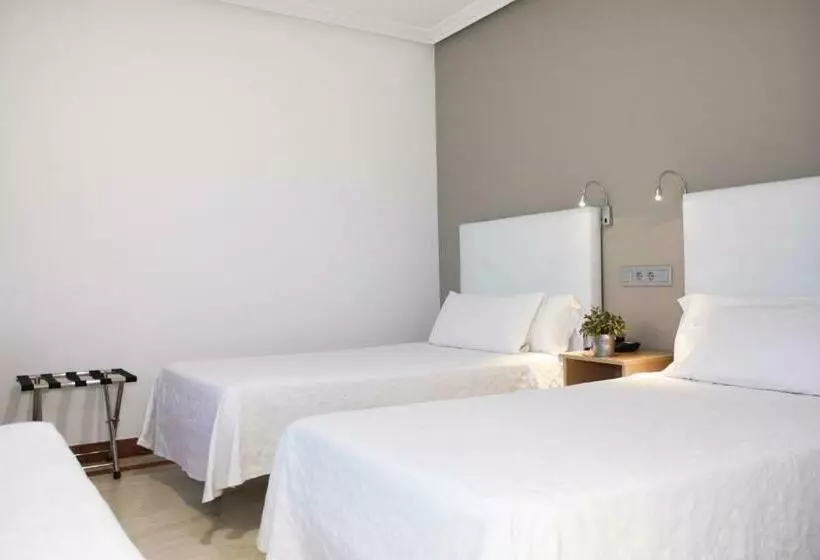 Habitación Triple Estándar, Hospedium Hotel Castilla
