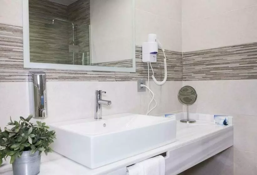 Habitación Triple Estándar, Hospedium Hotel Castilla