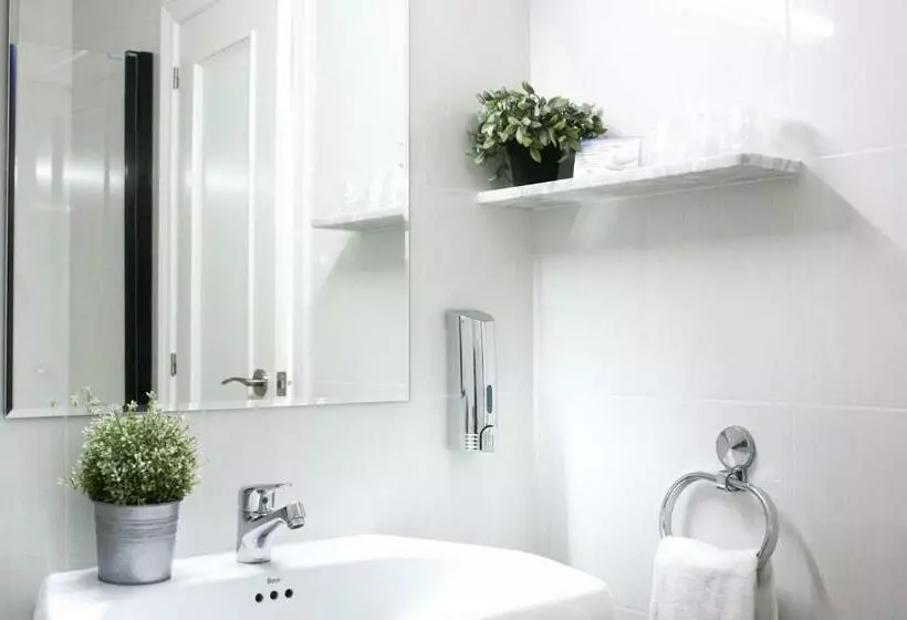 Habitación Triple Estándar, Hospedium Hotel Castilla
