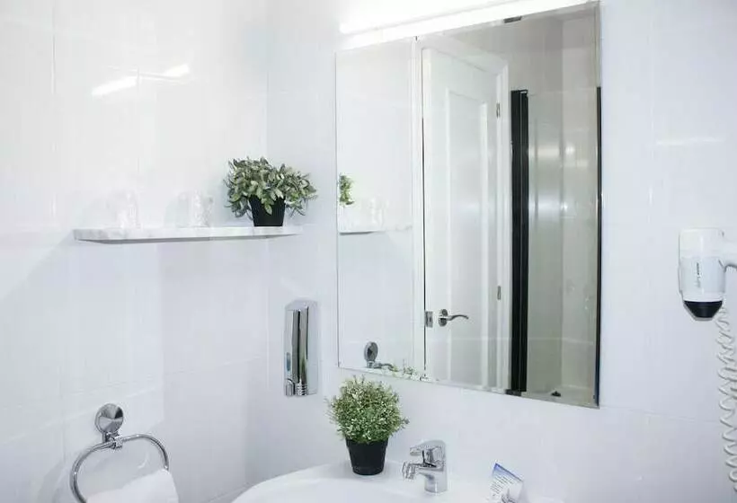 Habitación Triple Estándar, Hospedium Hotel Castilla