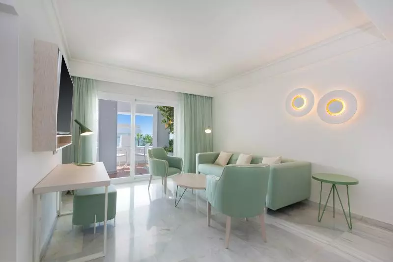 سوییت جونیور با چشم‌انداز استخر, Iberostar Selection Marbella Coral Beach