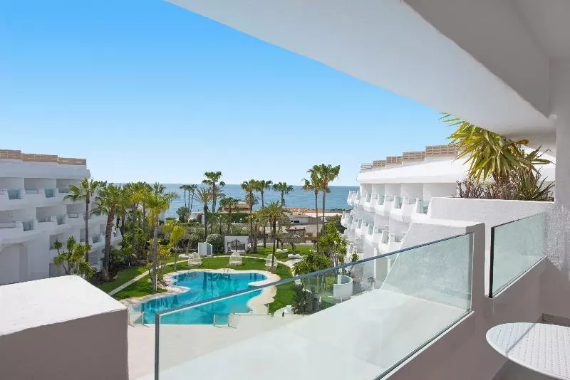 سوییت جونیور با چشم‌انداز استخر, Iberostar Selection Marbella Coral Beach