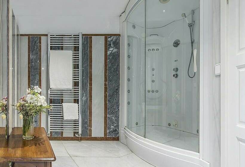 سوییت جونیور, Las Casas De La Judería