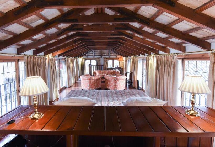 سوییت جونیور, Las Casas De La Judería