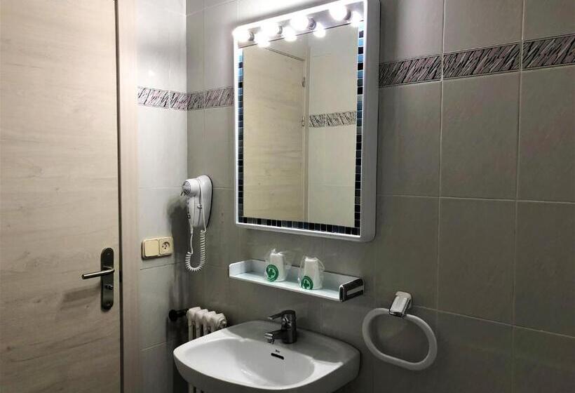 חדר סטנדרט לשלושה, Montecarlo