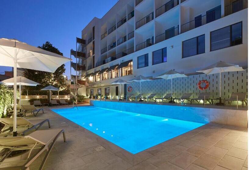 غرفة قياسية مطلّة علي حمام السباحة, Nuria