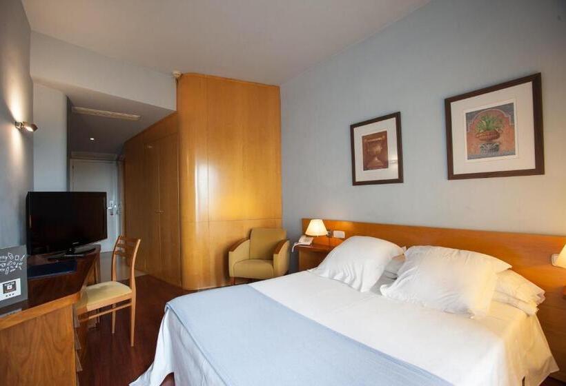 غرفة قياسية مطلّة علي حمام السباحة, Nuria