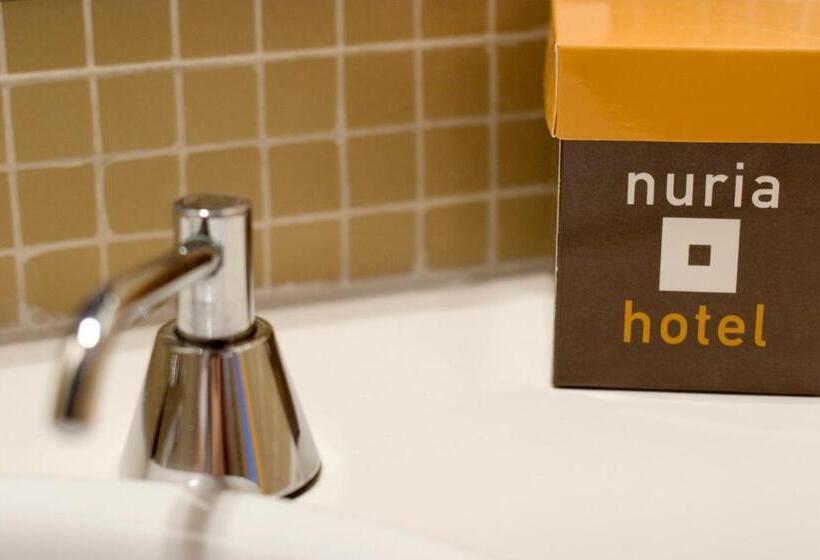 غرفة قياسية مطلّة علي حمام السباحة, Nuria