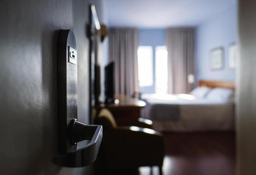 غرفة قياسية مطلّة علي حمام السباحة, Nuria