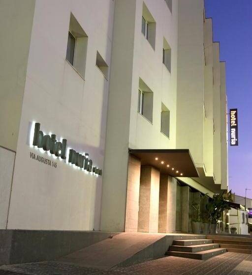 غرفة قياسية مطلة على المدينة, Nuria