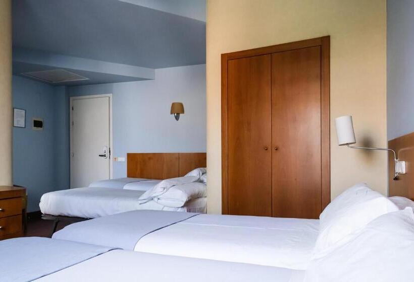 غرفة قياسية رباعية, Nuria