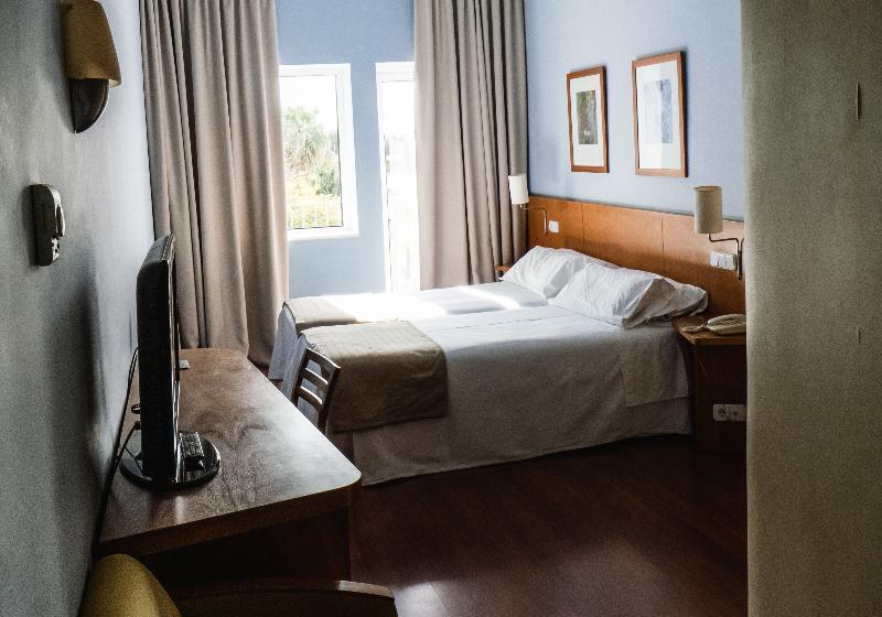 غرفة قياسية مطلّة علي حمام السباحة, Nuria