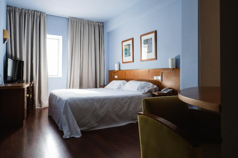 غرفة قياسية مطلّة علي حمام السباحة, Nuria