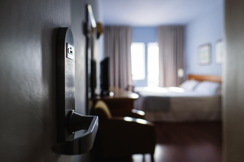 غرفة قياسية مطلّة علي حمام السباحة, Nuria