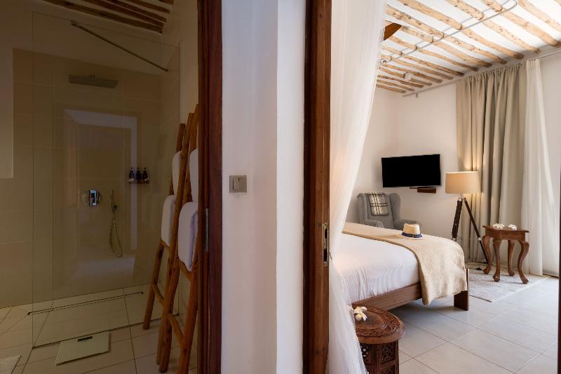 غرفة قياسية ثلاثية, Nuria