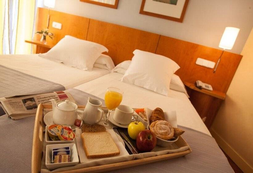 غرفة قياسية مطلة على المدينة, Nuria