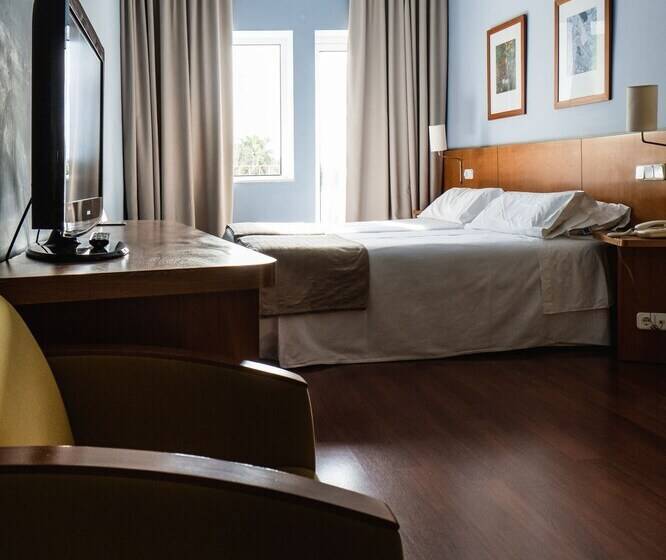 غرفة قياسية مطلّة علي حمام السباحة, Nuria