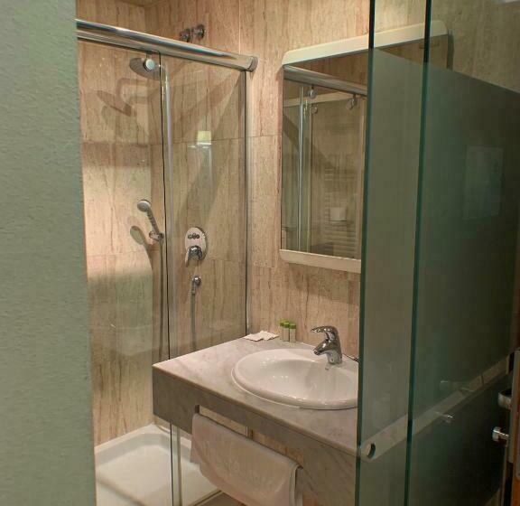 اتاق استاندارد سه نفره, & Restaurant Figueres Parc