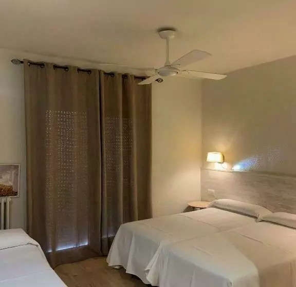 3-Bett-Standardzimmer, & Restaurant Figueres Parc