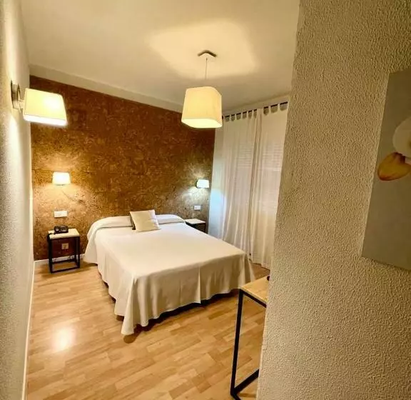 Standardzimmer, & Restaurant Figueres Parc