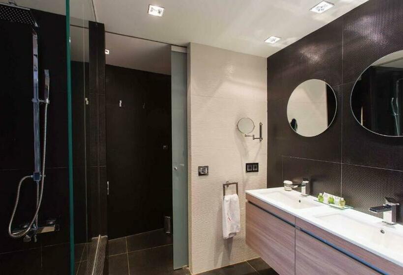 スーペリアールーム, Sir Anthony