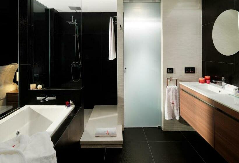 スーペリアールーム, Sir Anthony