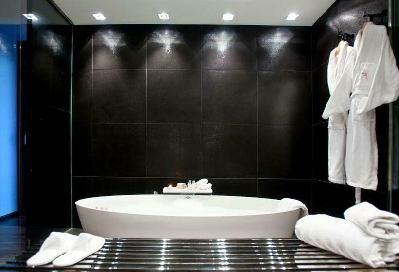 スーペリアールーム, Sir Anthony