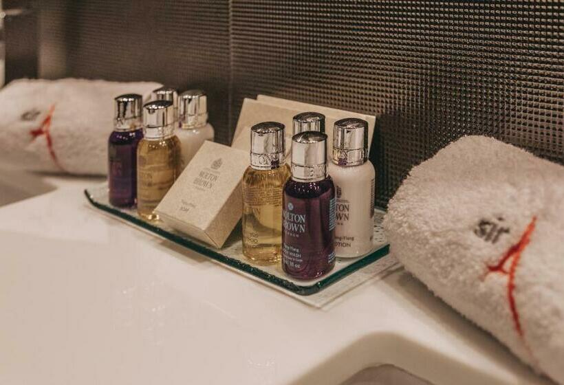 １階のスーペリアルーム, Sir Anthony