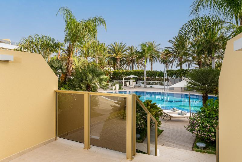 スーペリアールーム, Sir Anthony