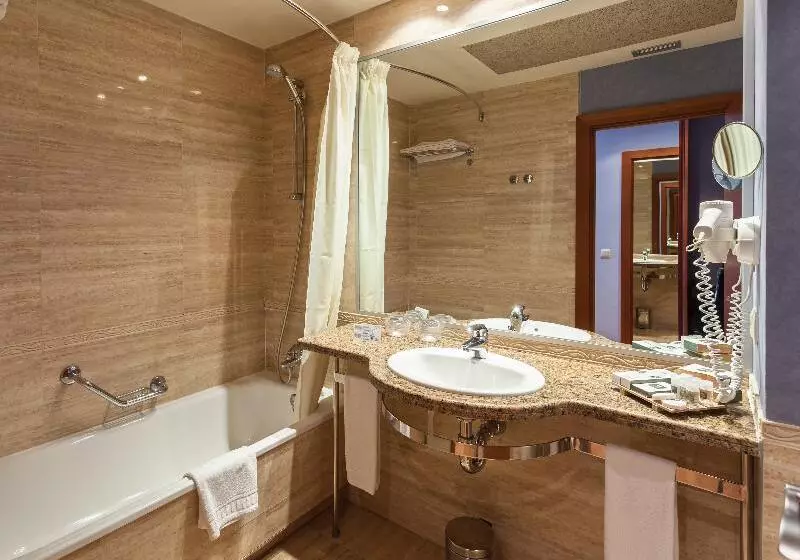 Suite 2 Dormitoare, Delfin