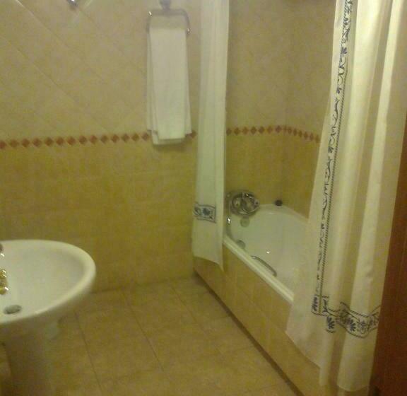 اتاق استاندارد سه نفره, Gavilanes 2 Toledo