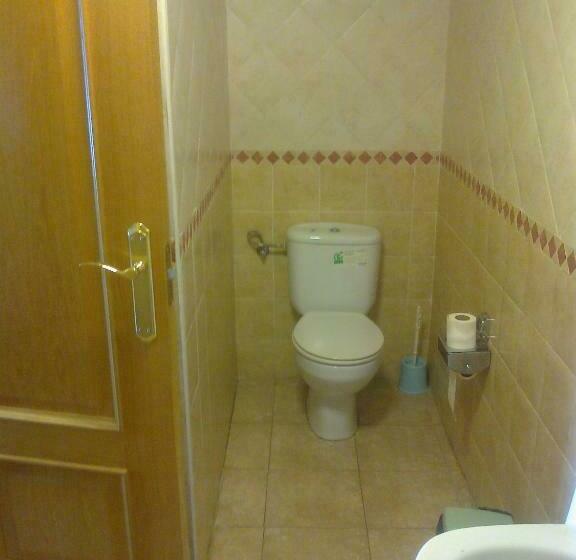 اتاق استاندارد سه نفره, Gavilanes 2 Toledo