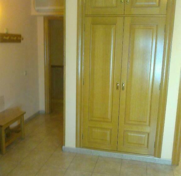 اتاق استاندارد سه نفره, Gavilanes 2 Toledo