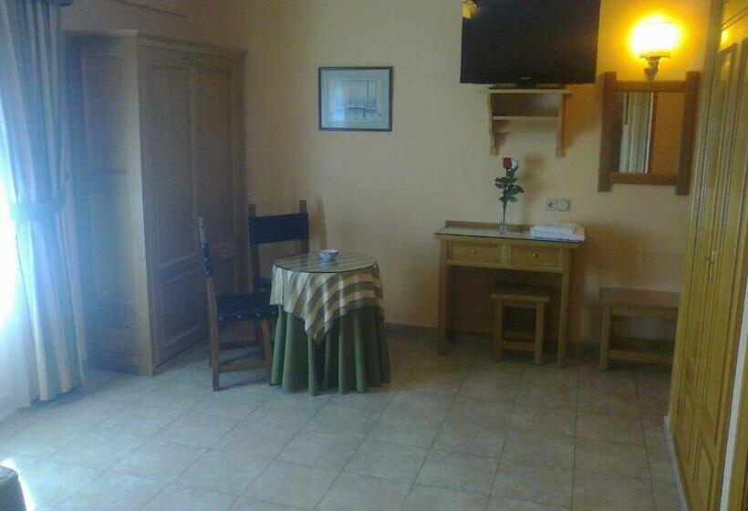 اتاق استاندارد سه نفره, Gavilanes 2 Toledo