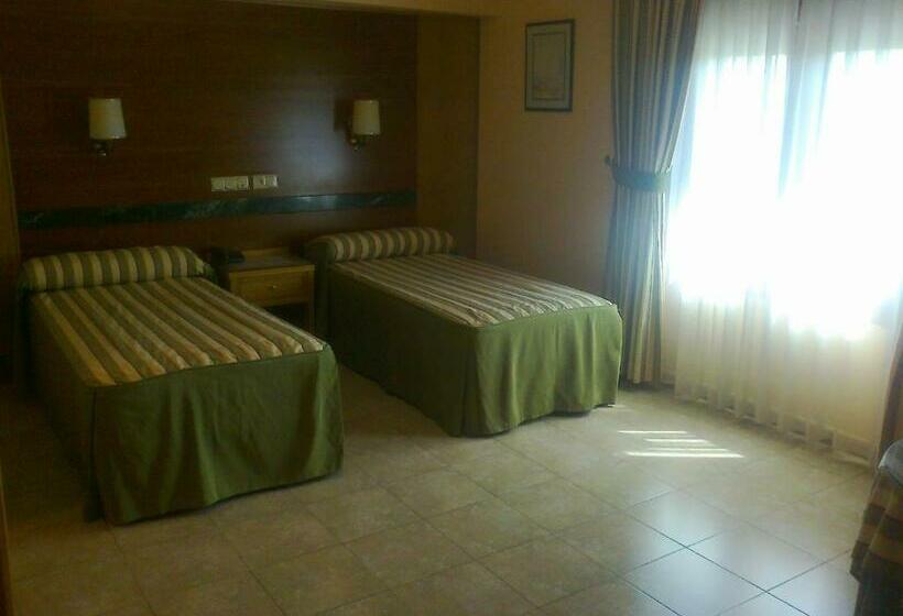 اتاق استاندارد سه نفره, Gavilanes 2 Toledo