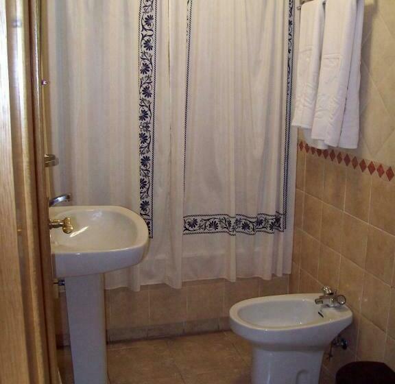 اتاق استاندارد سه نفره, Gavilanes 2 Toledo