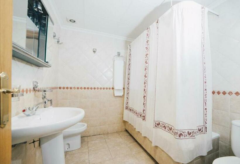 اتاق استاندارد سه نفره, Gavilanes 2 Toledo