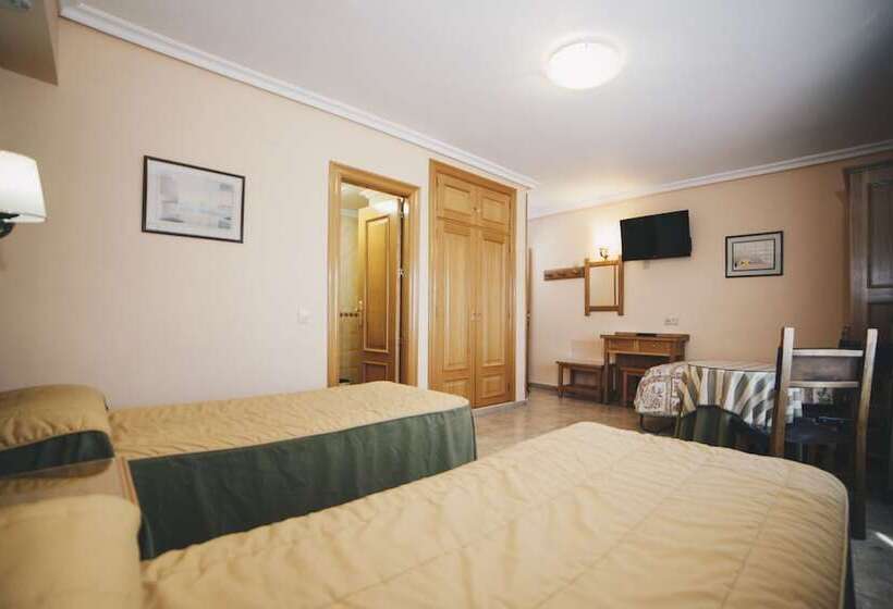 اتاق استاندارد سه نفره, Gavilanes 2 Toledo