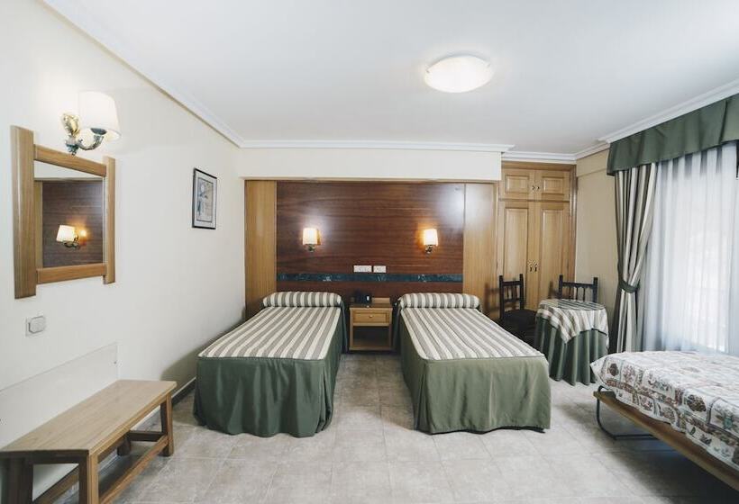 اتاق استاندارد سه نفره, Gavilanes 2 Toledo