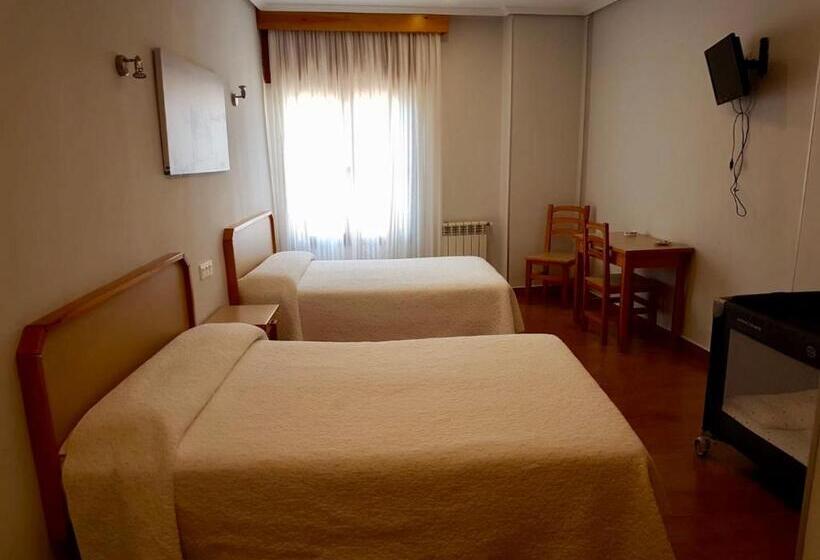 חדר אקונומי לארבעה, Hostal Puerta La Villa