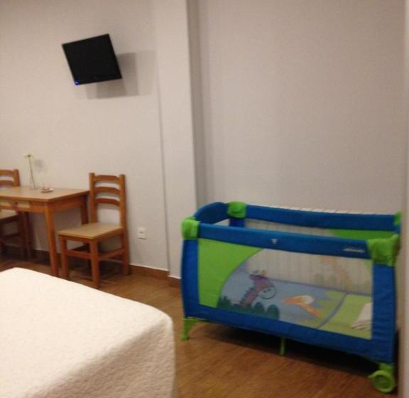 חדר אקונומי לארבעה, Hostal Puerta La Villa