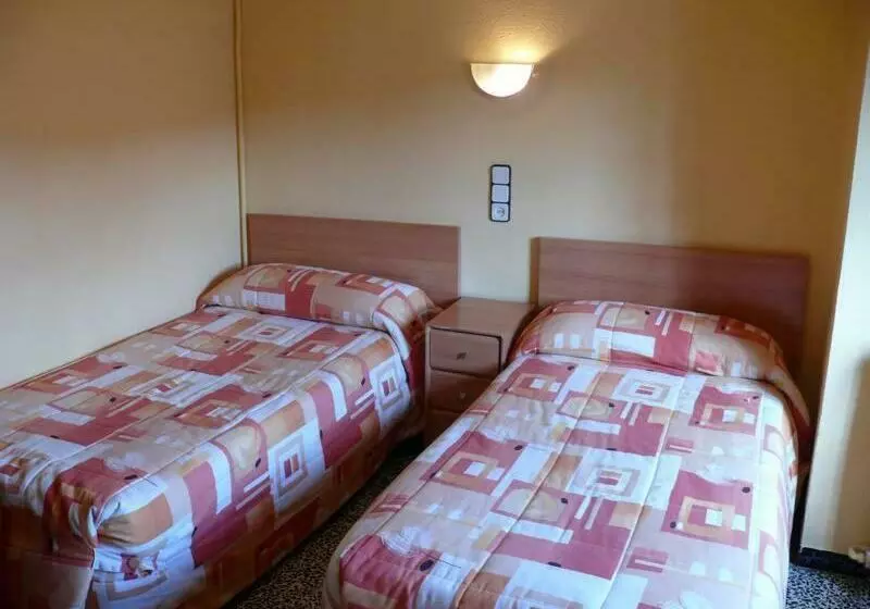 Camera Tripla Standard, Hostal Rodes