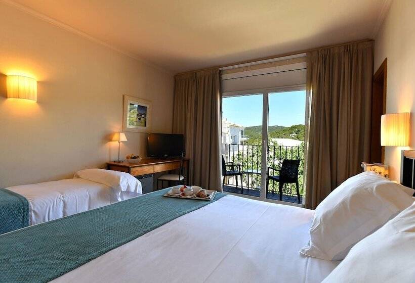 带阳台的三人标准间, Hostalillo