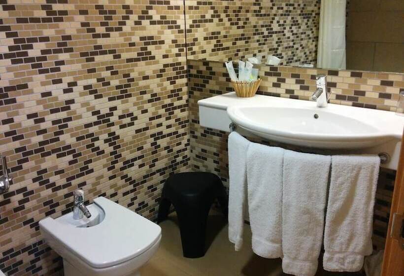 标准三人间, Marina