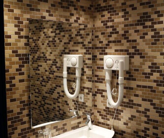 标准三人间, Marina